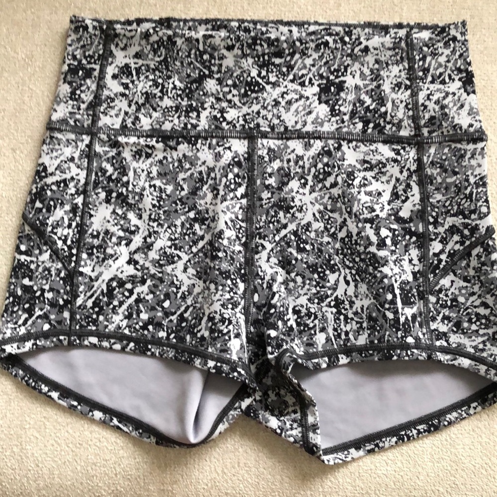 Lululemon In Movement high-rise short 2.5” size 6